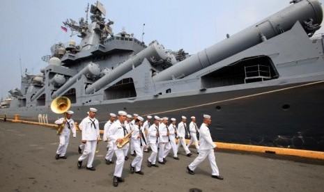 Angkatan Laut Filipina berada di depan kapal penjelajah berpeluru kendali Varyag milik Angkatan Laut Rusia saat merapat di Pier 15, South Harbor, Metro Manila, Filipina, 20 April 2017.