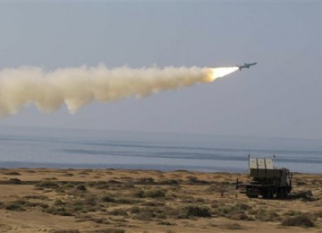 Angkatan Laut Iran menggelar latihan perang dengan meluncurkan rudal Ghader di pantai laut Oman pada Senin (2/1).