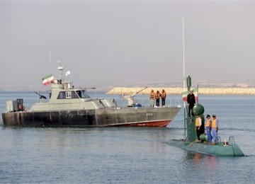 Angkatan Laut Iran saat latihan militer di Velayat-90, di Laut Oman.