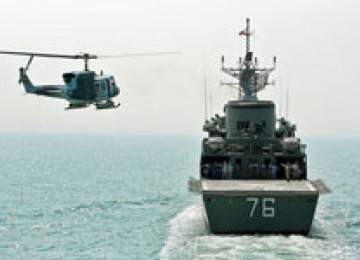 Angkatan Laut Iran yang sedang berlatih didekati helikopter asing, ilustrasi