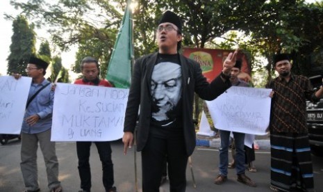 Angkatan Muda Nahdlatul Ulama (AMNU) menggelar aksi unjukrasa di Jombang, Jawa Timur, Rabu (5/8). AMNU meminta Muktamar ke-33 NU bebas dari politik uang serta intervensi partai politik.