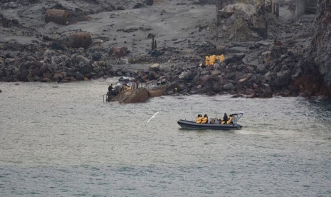 Angkatan Pertahanan Selandia Baru melakukan pencarian korban di White Islan setelah erupsi gunung berapi di Whakatane, Jumat (13/12). Hingga Ahad (15/12), sudah ditemukan 16 korban meninggal dunia.