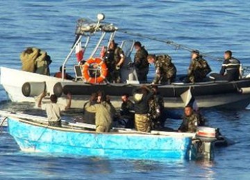 Angkatan Laut AS melumpuhkan bajak laut tahun lalu di perairan Somalia.