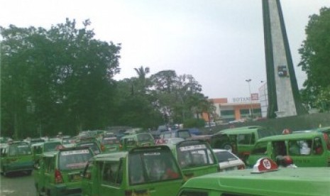 Angkot berhenti di dekat Tugu Kujang, Kota Bogor