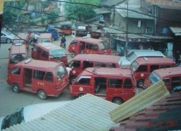 Angkot di Bekasi ketika ngetem sembarangan.