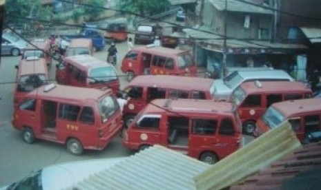 Angkot di Bekasi ketika ngetem sembarangan.