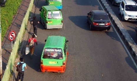 Sebanyak 70 angkutan kota (angkot) tak laik jalan terkena razia Dinas Perhubungan Kota Bekasi, Jawa Barat.