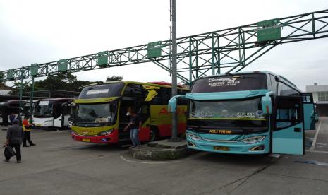 Angkutan antar kota antar provinsi (AKAP)  tengah menunggu penumpang mudik di sebuah terminal.