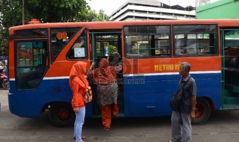  Angkutan bus Metro Mini menunggu penumpang di Terminal Senen, Jakarta Pusat, Selasa (22/12).  (Republika/Wihdan)