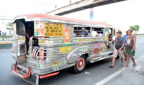 Angkutan Jeepney di Manila.