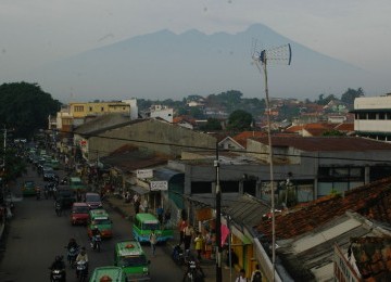 Angkutan kota alias Angkot di Bogor.