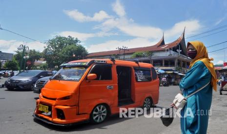 Angkot melintas di Pasar Raya Padang, Kota Padang, Sumatra Barat, yang akan diterapkan PSBB untuk mencegah penyebaran virus corona.