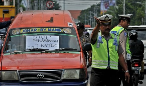 Angkutan kota di Semarang.