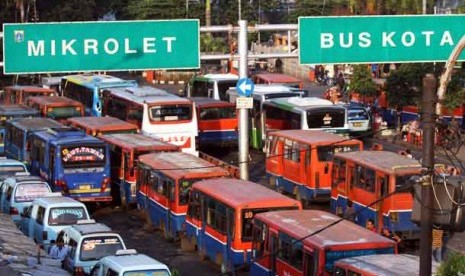 Angkutan Kota di terminal Pasar Senen, Jakarta.