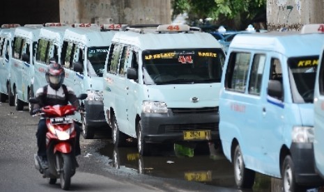 Angkutan kota tidak mau menurunkan tarif, meski harga BBM turun.