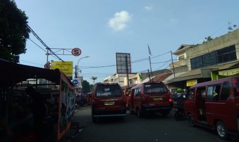 Angkutan kota yang berhenti di depan Stasiun Bekasi dinilai Retizen membuat macet