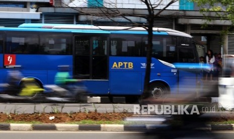   Angkutan Perbatasan Terintegrasi Busway (APTB) melintas di Halte BNN, Jakarta, Senin (7/3). 