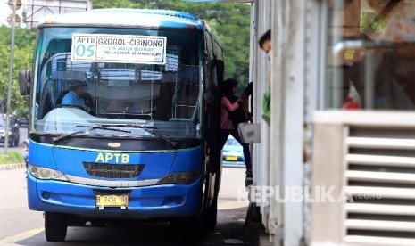 Setiap halte busway dilengkapi dengan CCTV. 