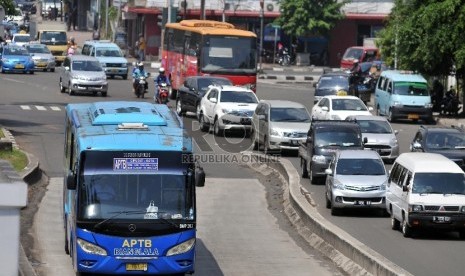 Angkutan Perbatasan Terintegrasi Busway (APTB) yang melayani ture CIputat-Kota melaju di Jalur Busway kawasan Harmoni, Jakarta Pusat, Selasa (5/5). (Republika/Rakhmawaty La'lang)