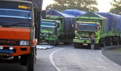  Angkutan truk parkir di tepi jalan kawasan Pemalang, Jawa Tengah, Senin (21/7).(Republika/ Wihdan)