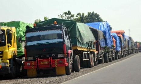 Angkutan truk parkir di tepi jalan kawasan Pemalang, Jawa Tengah, Senin (21/7).(Republika/ Wihdan)