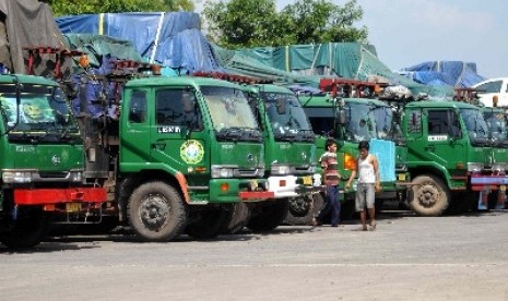 Angkutan truk parkir di tepi jalan kawasan Pemalang, Jawa Tengah, Senin (21/7). Angkutan truk ini masih menunggu perbaikan Jembatan Comal yang ambles pada Jumat (18/7) kemarin. 