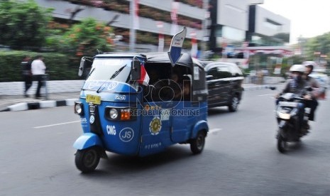  Angkutan umum Bajaj melintas saat mengangkut penumpang di Jalan Medan Merdeka Utara, Jakarta Pusat, Selasa (18/8).