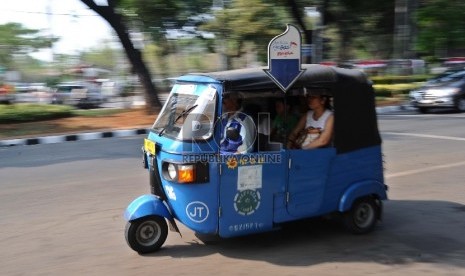  Angkutan umum Bajaj melintas saat mengangkut penumpang di Jalan Medan Merdeka Utara, Jakarta Pusat, Selasa (18/8).