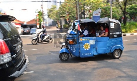 Angkutan umum Bajaj melintas saat mengangkut penumpang di Jalan Kebon Sirih, Jakarta Pusat, Selasa (18/8).