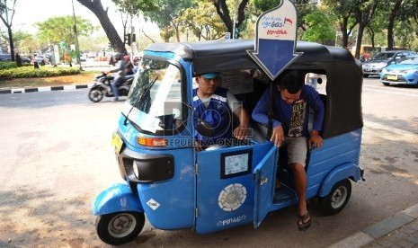  Angkutan umum Bajaj menuruni penumpang di Jalan Medan Merdeka Utara, Jakarta Pusat, Selasa (18/8).