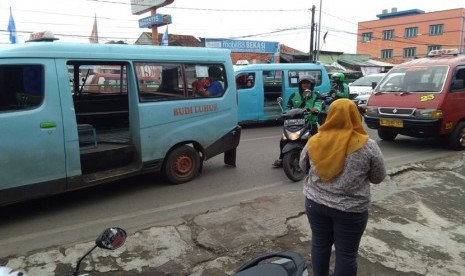 Angkutan umum dan ojek online di depan Stasiun Kranji