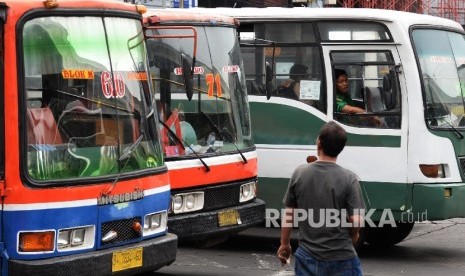   Angkutan umum di Terminal Blok M, Jakarta Selatan, Kamis (31/3). 