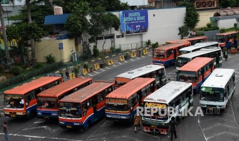 Angkutan umum di Terminal Blok M, Jakarta Selatan, Kamis (31/3). 