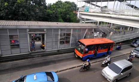  Angkutan umum melintas di jalur Transjakarta (Busway) di Kawasan Manggarai, Jakarta, Selasa (24/6).