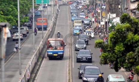  Angkutan umum melintas di jalur Transjakarta (Busway) di Kawasan Manggarai, Jakarta, Selasa (24/6).