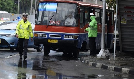 Angkutan umum Metromini.