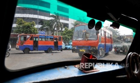 Angkutan umum Metro Mini.