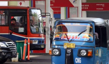 Angkutan umum metromini melakukan pengisian bahan bakar di salah-satu SPBU, Jakarta, Jumat (8/8). 