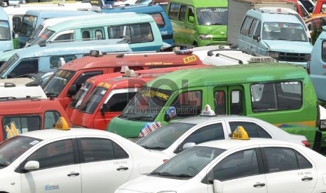 Angkutan umum yang terkena razia gabungan kepolisian dan Dinas Perhubungan dikandangkan di pul Rawa Buaya, Cengkareng, Jakarta Barat. (Republika/Yasin Habibi)