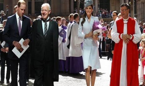 Anglican Dean, Philip Jensen, berbaju hitam (kedua dari kiri) menyambut kedatangan Pangeran William dan Kate Middleton