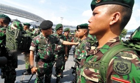 anglima TNI Jendral TNI Moeldoko memeriksa kesiapan prajurit TNI saat Apel Kesiapan pasukan latihan gabungan 2014 di Lapangan Kolinlanmil Tanjung Priok, Ahad (25/5).