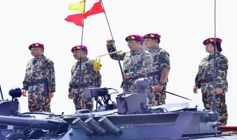 anglima TNI Laksamana Yudo Margono menyematkan Ketua MPR Bambang Soesatyo, Ketua DPR Puan Maharani, Kapolri Jenderal Listyo Sigit Prabowo, dan seluruh Kepala Staf TNI, sebagai warga kehormatan Korps Marinir. 