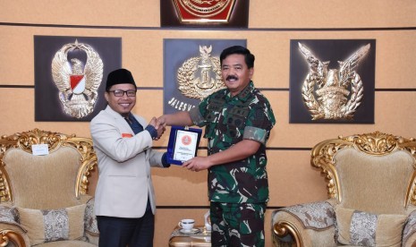 Panglima TNI, Marsekal Hadi Tjahjanto, menerima kunjungan Ketua Umum PP Pemuda Muhammadiyah, Sunanto, di Markas Besar TNI, Cilangkap, Jakarta Timur, Selasa (8/1). 