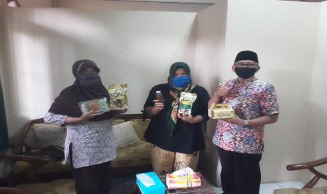 Ani Rimalawati (50), pelaku UMKM asal Cimahi yang terkena dampak pandemi Covid-19 terus beradaptasi menghasilkan produk-produk yang dapat dijual, salah satunya ladu ketan.