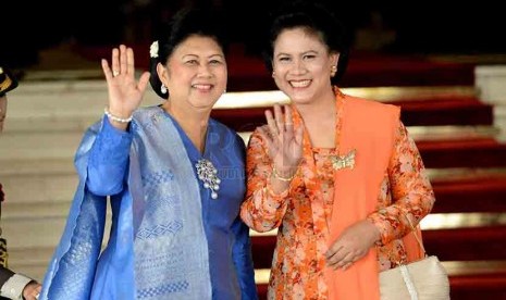 Ani Yudhoyono bersama Iriana Widodo menghadiri pelantikan Presiden ke-7 RI Joko Widodo di Gedung Nusantara, Komplek Parlemen Senayan, Jakarta, Senin (20/10).