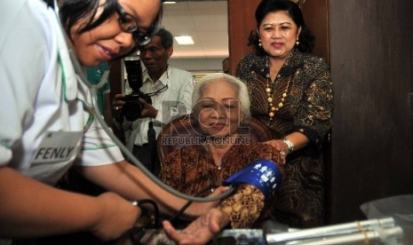 Ani Yudhoyono, menyapa seorang lansia saat melakukan pemeriksaan kesehatan di Sasana Tresna Werdha-Karya Bhakti (STW-KB), Jakarta, Jumat (29/5).  (Republika/Rakhmawaty La'lang)