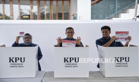 Anies Baswedan bersama keluarganya menggunakan hak pilih untuk memilih cagub-cawagub Jakarta 2024, Rabu (27/11/2024).