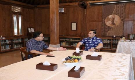 Anies Baswedan bersama Ketua Umum Partai Demokrat, Agus Harimurti Yudhoyono (AHY) di sela pertemuan tim kecil Partai Nasdem, PKS, dan Partai Demokrat di kediaman Anies, Jakarta.