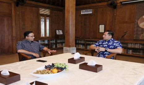 Anies Baswedan bersama Ketua Umum Partai Demokrat, Agus Harimurti Yudhoyono (AHY) di sela pertemuan tim kecil Partai Nasdem, PKS, dan Partai Demokrat di kediaman Anies, Jakarta, Selasa (25/10). 