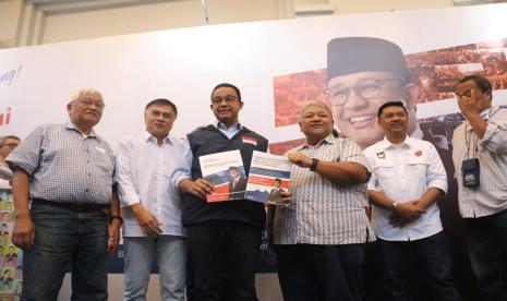 Anies Baswedan bersama para alumni ITB